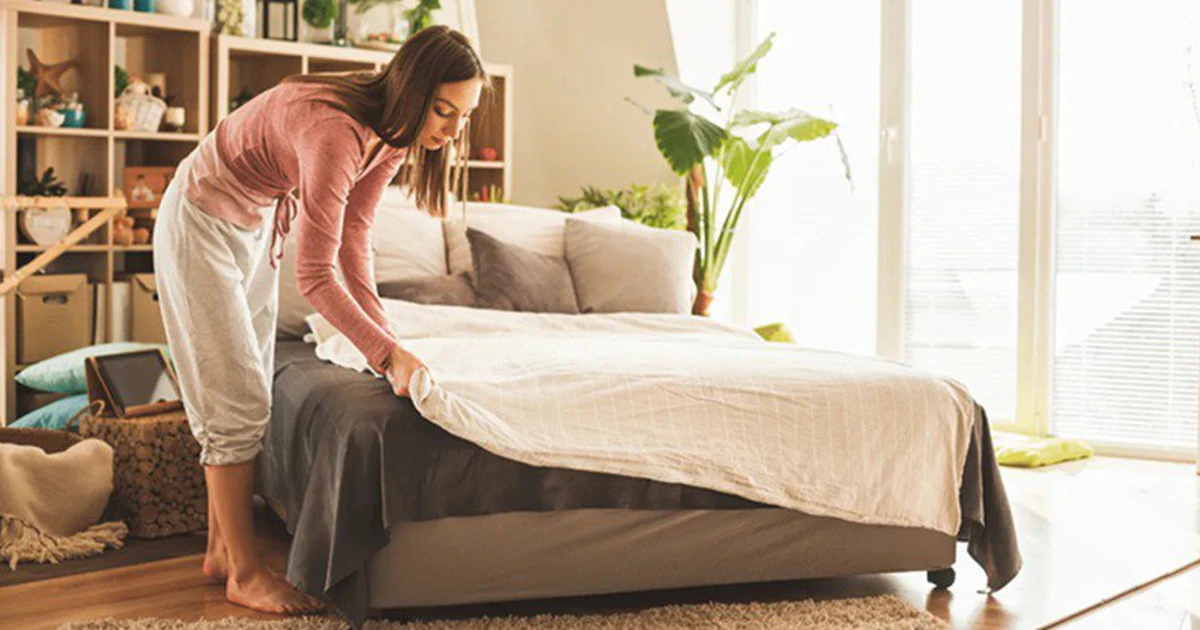 Vì sao không nên dọn giường ngay khi thức dậy?