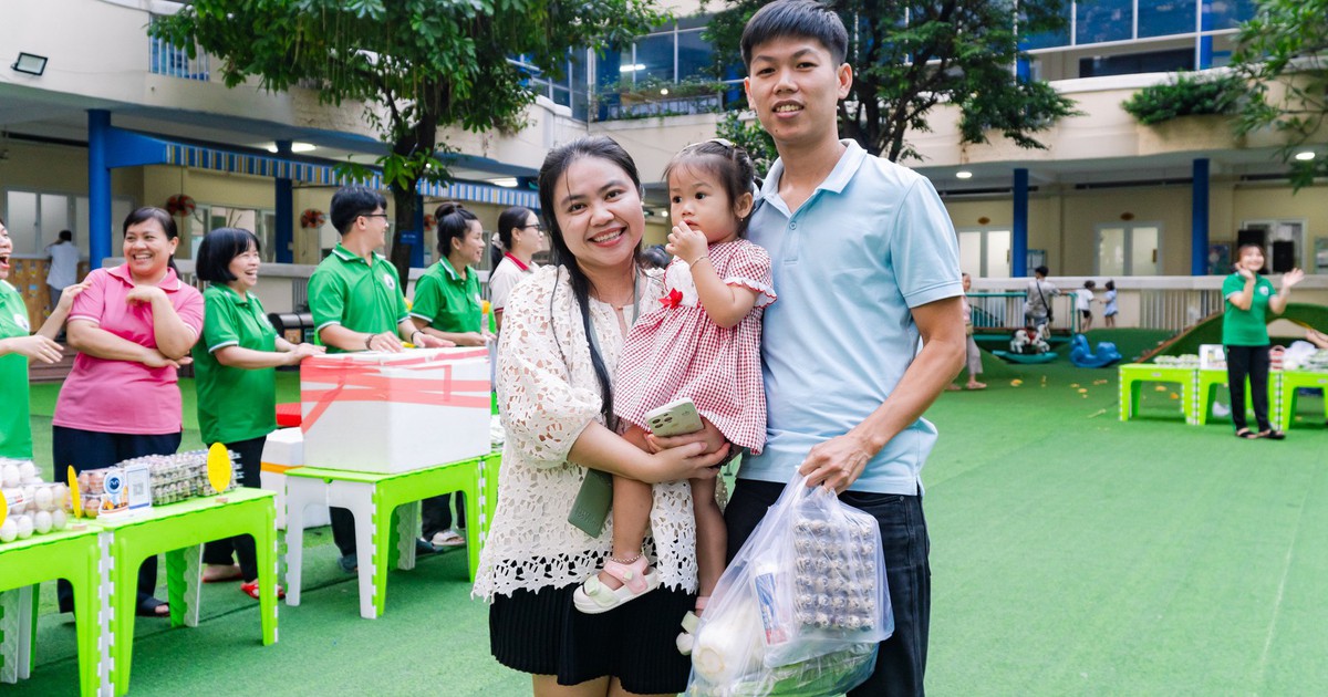 Phụ huynh TP.HCM đi chợ ngay tại trường, kiểm chứng bữa ăn bán trú của con