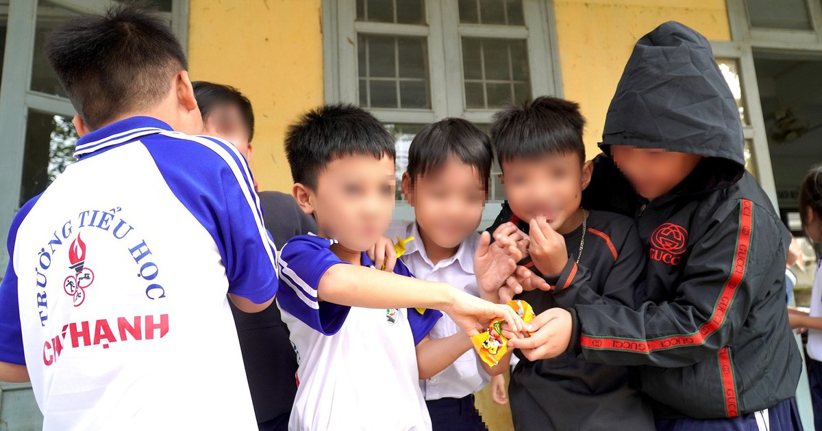 Con đi học về hát 'ngày làm ba trăm rưỡi, uống bia hết hai trăm ngàn', có đáng lo?