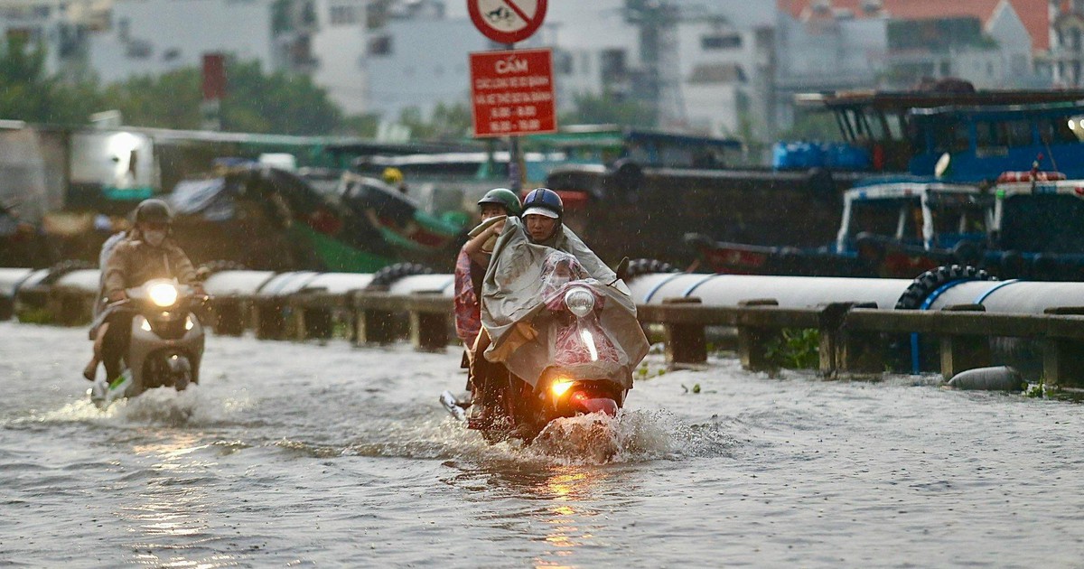 Triều cường đang lên nhanh, từ ngày 26 đến 28-10 TP.HCM ngập nhiều nơi