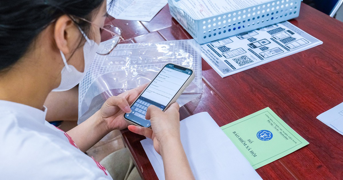 Xếp hàng nhận trợ cấp thất nghiệp: Người chờ việc tốt, người quyết đổi nghề