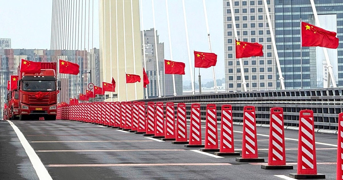 Ông Kim Jong Un qua cầu Tân Áp Lục mới khánh thành, đến Trung Quốc