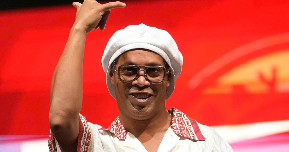 Ronaldinho trở lại thi đấu chuyên nghiệp ở tuổi 46