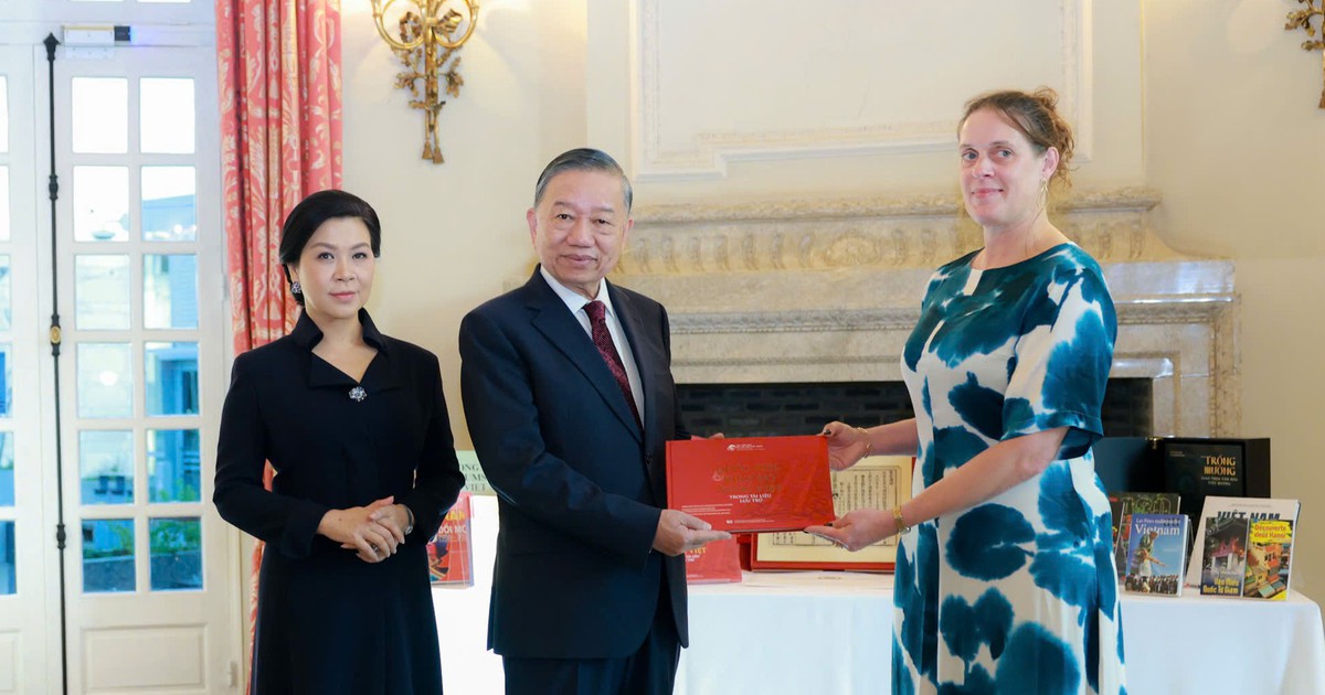 Tổng Bí thư, Chủ tịch nước Tô Lâm và Phu nhân tặng sách cho Thư viện Hoàng gia Bỉ