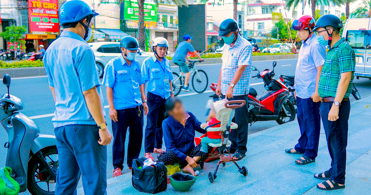 Xử lý người phụ nữ mang theo con riêng của người tình xin ăn trên phố
