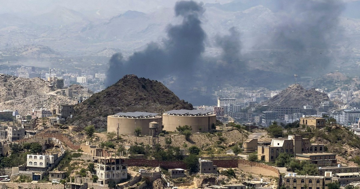 Houthi mở loạt không kích vào Saudi Arabia và thành phố đầu não của Chính phủ Yemen