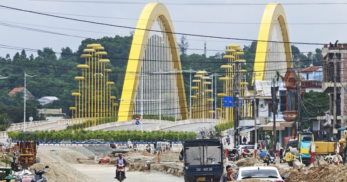 Bị phạt 300 triệu đồng, nhà thầu đường nối cầu qua sông Hương vẫn chậm