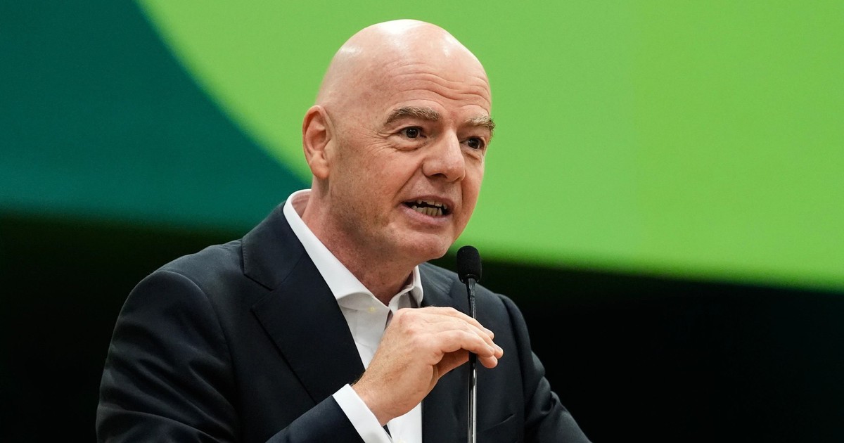 Ông Infantino đáp trả sức ép từ chức, khẳng định được đa số ủng hộ