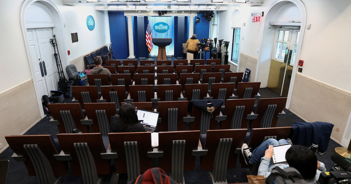 Ông Trump tính dời phòng họp báo Nhà Trắng, gọi phóng viên là 'nhóm tin giả'