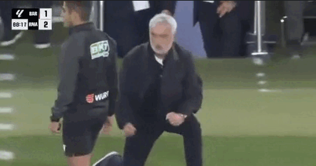 Mourinho thè lưỡi ăn mừng sau bàn thắng của Mbappe vào lưới Barca