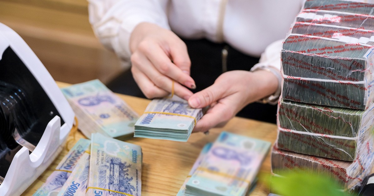 Ngân hàng ưu ái người gửi online, lãi suất cao hơn gửi tại quầy