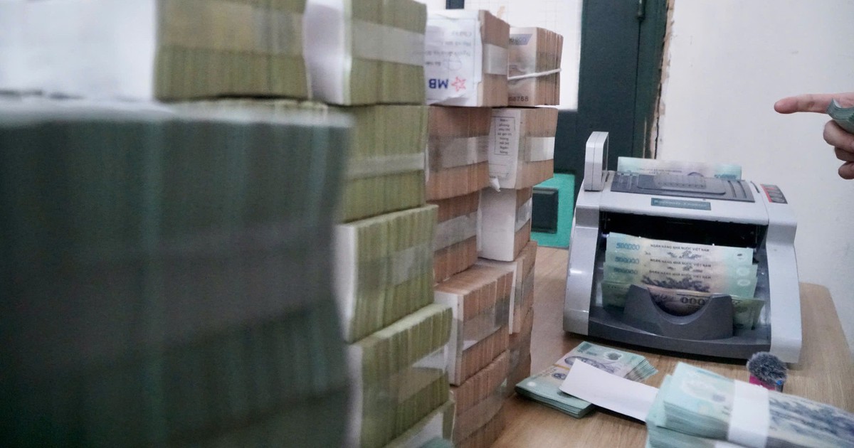 Máy đếm tiền chạy hết công suất chi trả tiền bồi thường mở rộng quốc lộ 1, có hộ dân nhận 34 tỉ