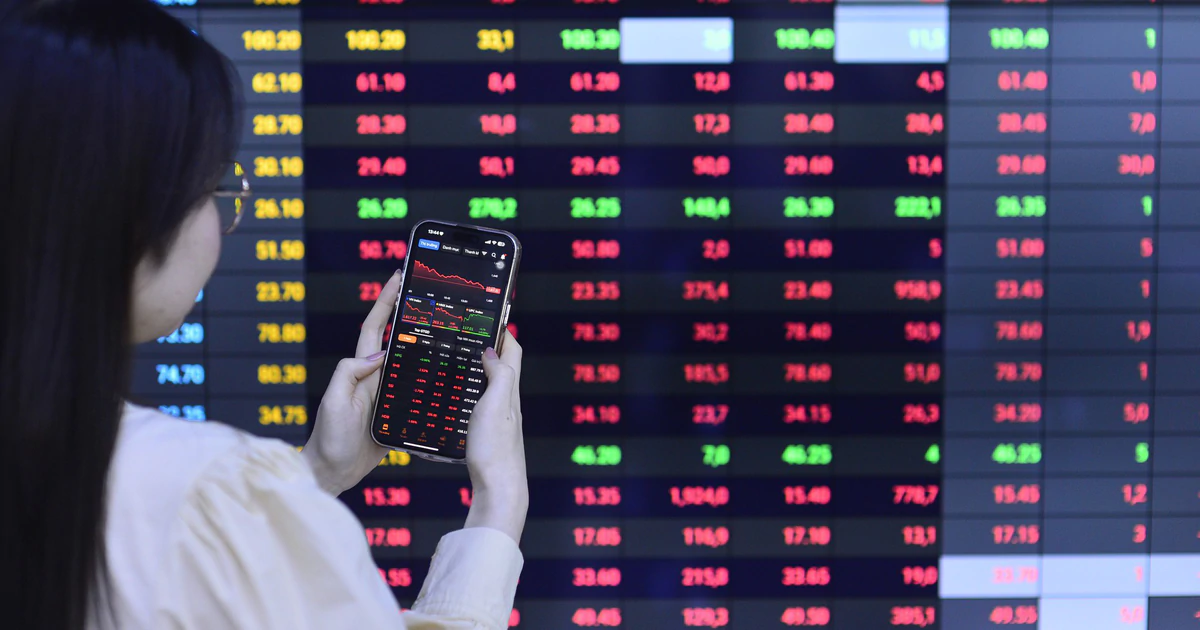 Nhóm cổ phiếu "vua" chìm trong sắc đỏ, VN-Index mất hơn 10 điểm