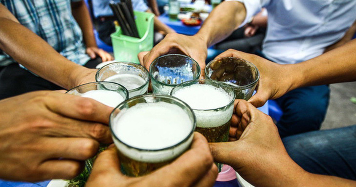 Những người "ngày làm ba trăm rưỡi, uống bia hết năm trăm ngàn"