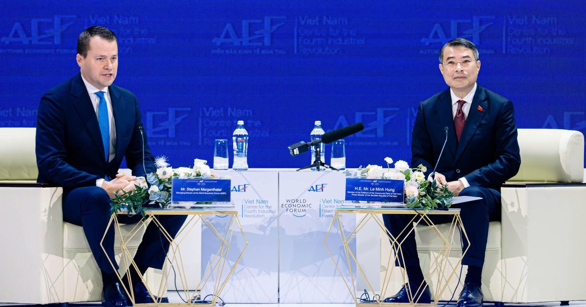 Thủ tướng Lê Minh Hưng đối thoại cùng Giám đốc điều hành WEF Stephan Mergenthaler