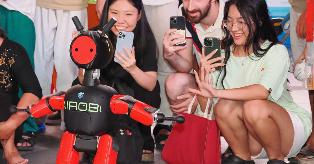 Từ robot nhảy múa, pha cà phê tại Phố đi bộ Nguyễn Huệ đến bài toán làm chủ công nghệ