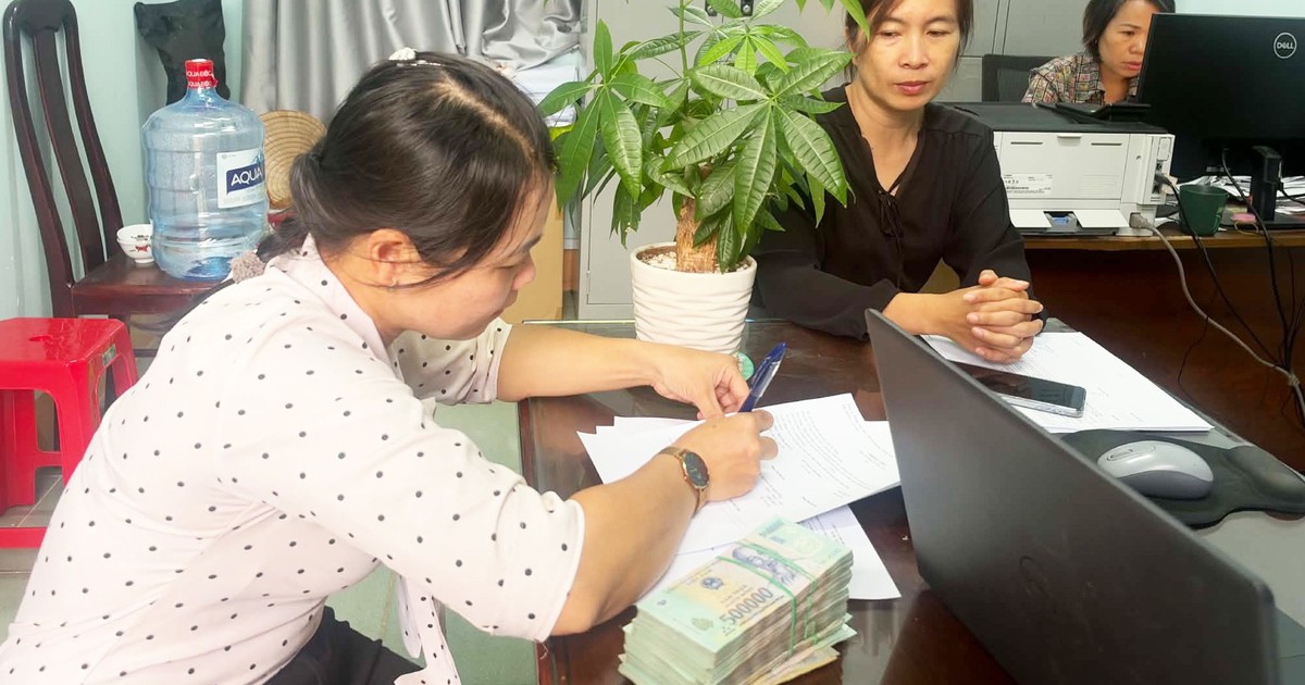 Một nữ cán bộ trả lại gần 230 triệu đồng tiền trợ cấp nghỉ việc để tiếp tục ở lại công tác