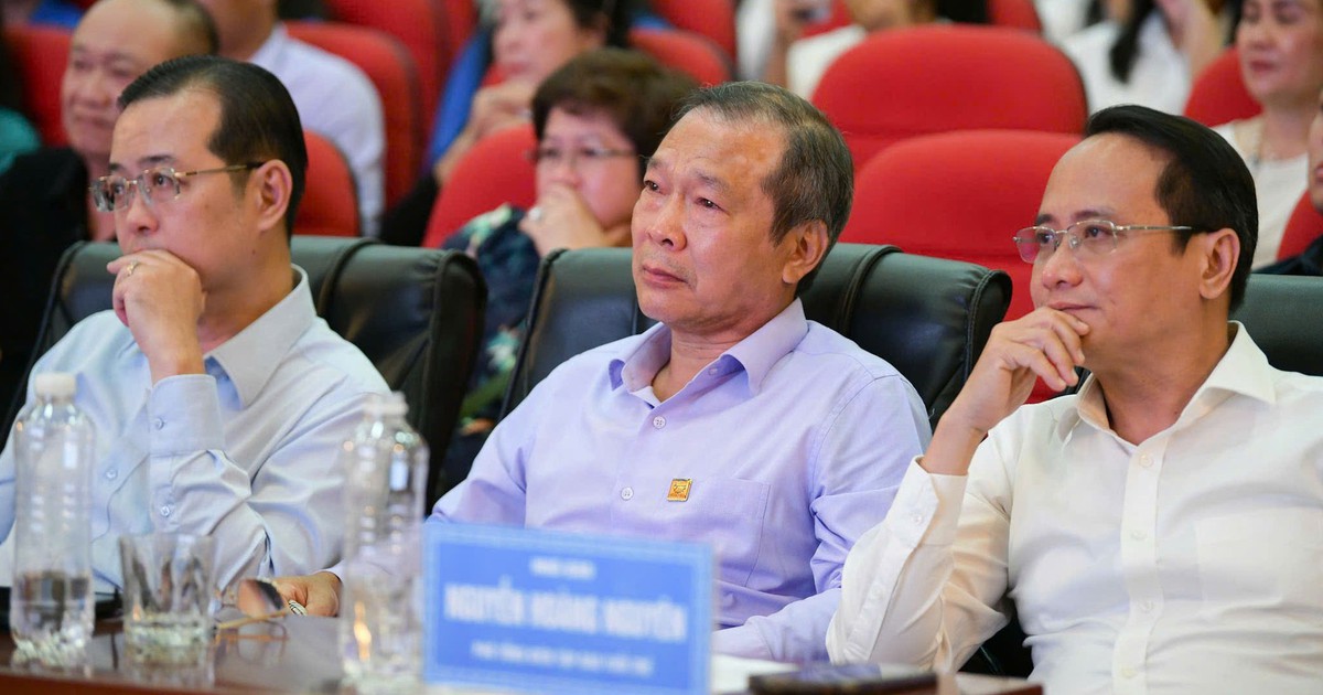 Nhà hảo tâm rơi nước mắt, tặng 50 triệu cho nữ SV 'mong nằm mơ biết mặt cha mẹ 1 lần'