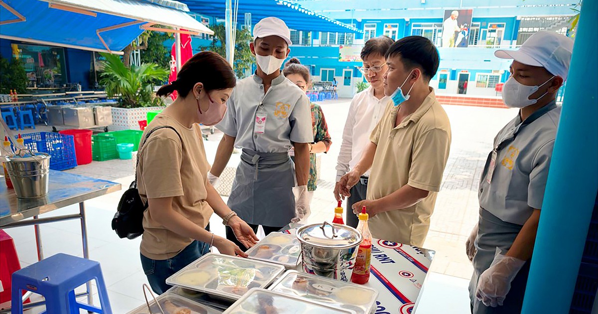 Trường ở TP.HCM mời phụ huynh kiểm tra đột xuất bữa ăn bán trú, công khai số hiệu trưởng