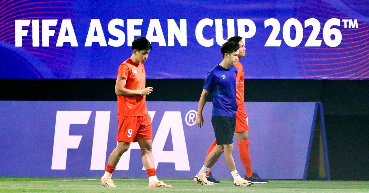 Đình Bắc cùng 3 tuyển thủ Việt Nam tập riêng trước trận gặp Malaysia