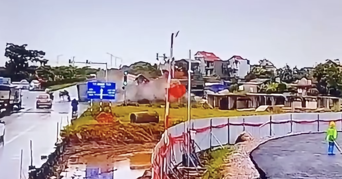 Hai xe container biến dạng sau cú tông trực diện ở Hưng Yên, cabin văng khỏi thân