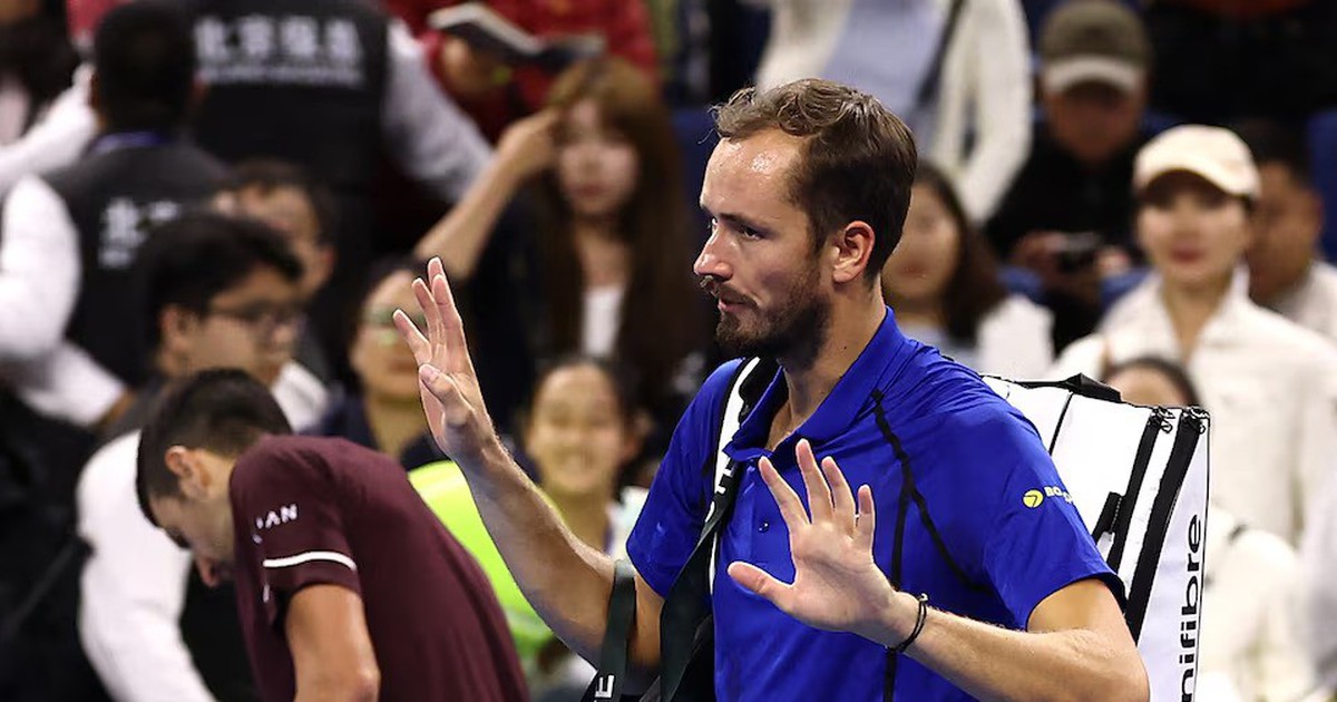 Đánh bóng trúng khán giả, Medvedev bị xử thua trước Djokovic