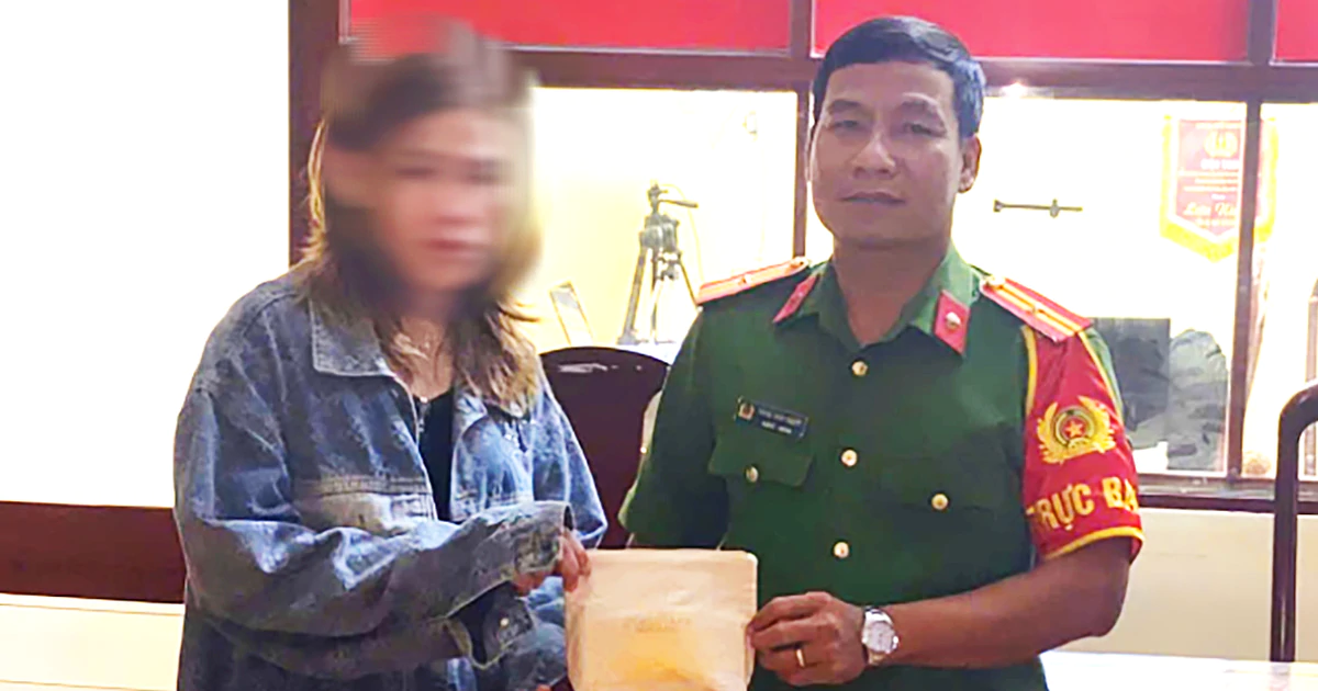 Cần Thơ: Trao trả chiếc ví chứa gần 70 triệu đồng và ngoại tệ cho người phụ nữ