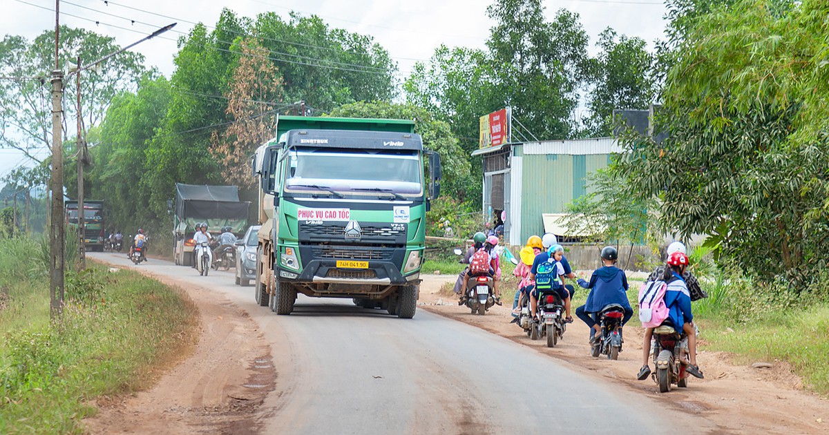 Học sinh nép sát hố bùn trên đường xe tải nối đuôi nhau chạy ngày đêm
