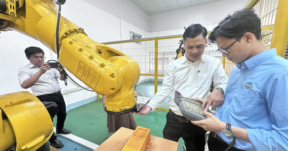 Chín trường cao đẳng, trung cấp từ các bộ về địa phương gồm những trường nào, đang đào tạo gì?