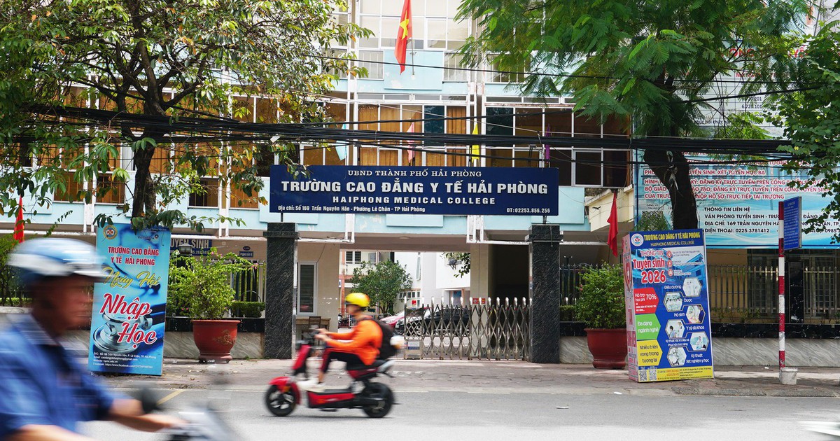Hiệu trưởng nói lệ phí lễ tốt nghiệp là ‘tự nguyện’ nhưng lại ra thông báo ‘cào bằng’ nửa triệu đồng