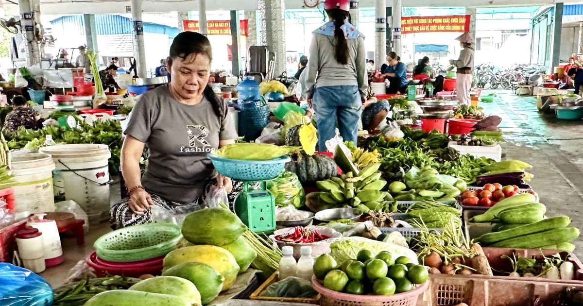 Giá cả đầu ngày: Rau tăng mạnh vì mưa lũ, siêu thị đua giảm giá hàng tươi sống
