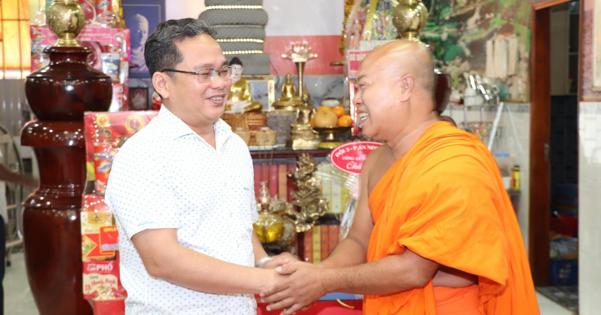 Lãnh đạo Mặt trận Tổ quốc TP.HCM thăm các chùa Khmer dịp lễ Sen Dolta