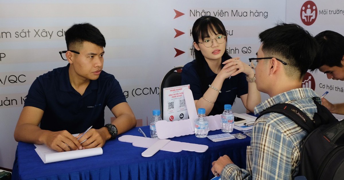 Tấm bằng xuất sắc có đủ mở cánh cửa việc làm?