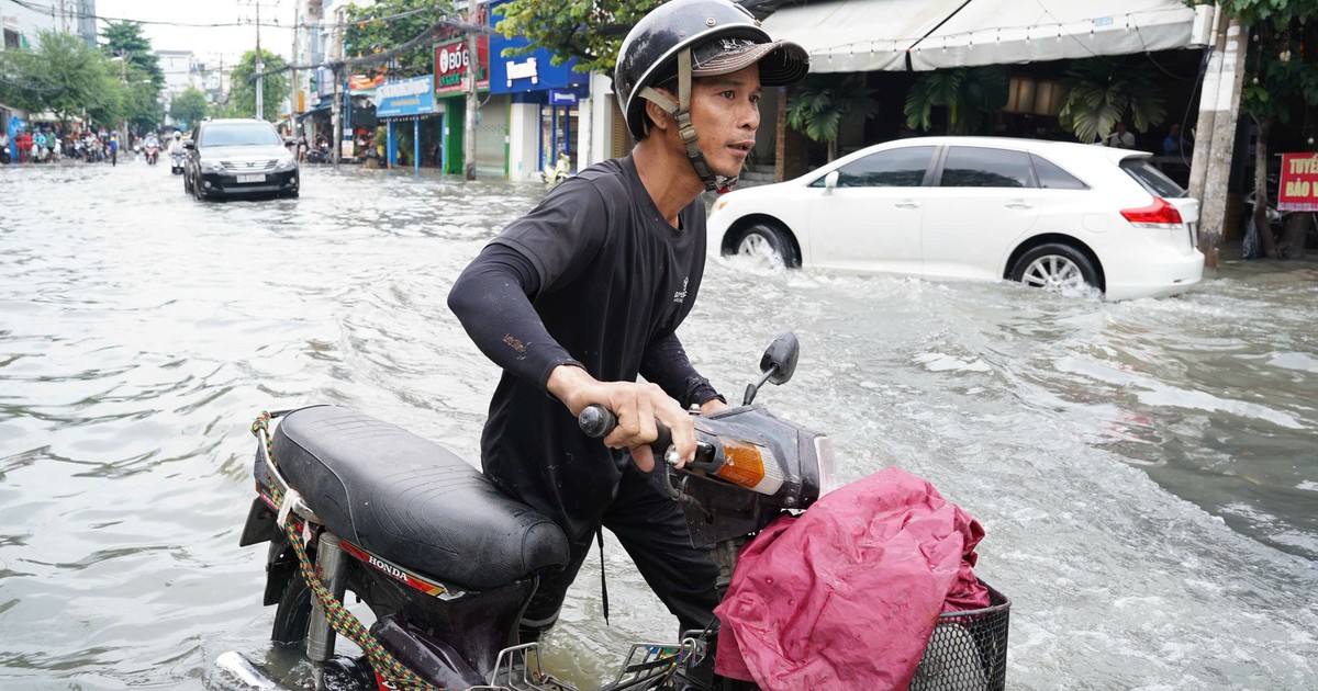 Mưa cả đêm, sáng nay đường Nguyễn Văn Khối, TP.HCM nước ngập mênh mông