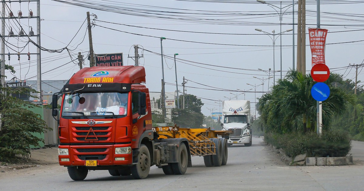 Xe ghi 'chở container' trên giấy đăng kiểm đem đi chở cuộn thép có bị phạt?