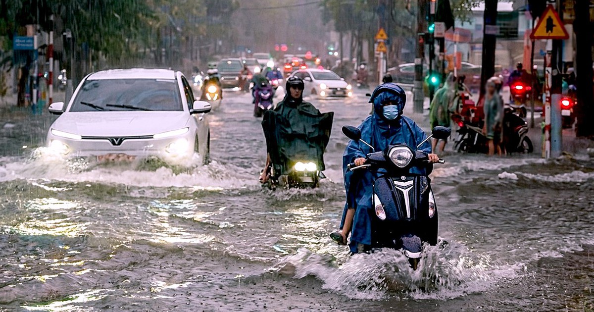 Mưa lớn ở Đồng Nai, nước từ hẻm tuôn như thác, nhiều tuyến đường ùn tắc