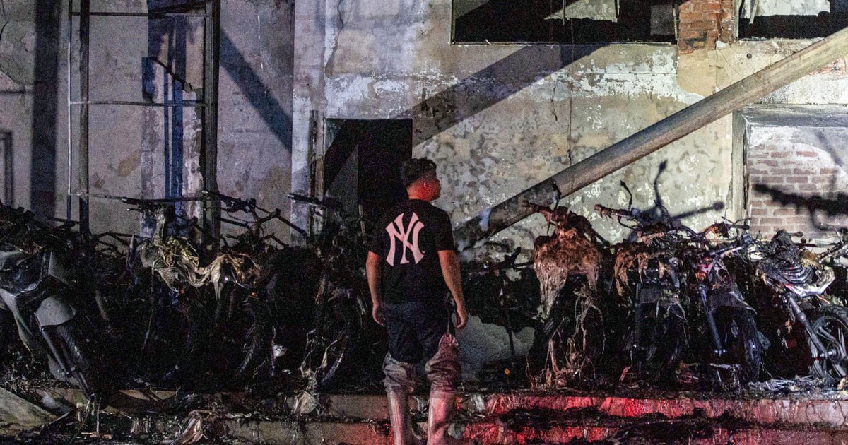 Cửa hàng bán xe máy bốc cháy ngùn ngụt, hàng chục xe SH bị thiêu rụi