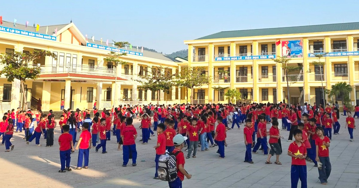 Toàn bộ học sinh thôn Tiến Sơn trở lại trường sau hơn 1 tháng nghỉ học, có xe đón tận thôn