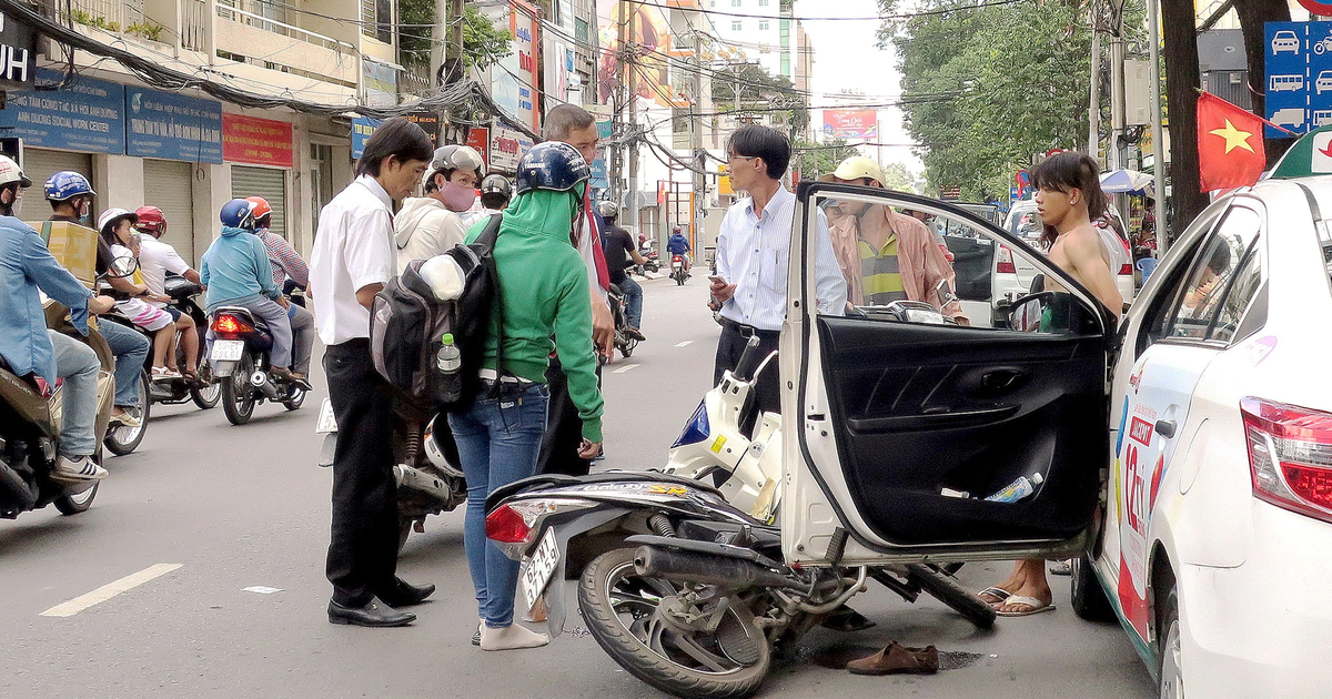 Mở cửa xe suýt gây tai nạn cho người đi đường, không xin lỗi mà còn giơ tay ra dọa