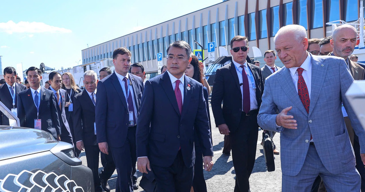 Thủ tướng Lê Minh Hưng xem các sản phẩm công nghiệp mũi nhọn của Tatarstan