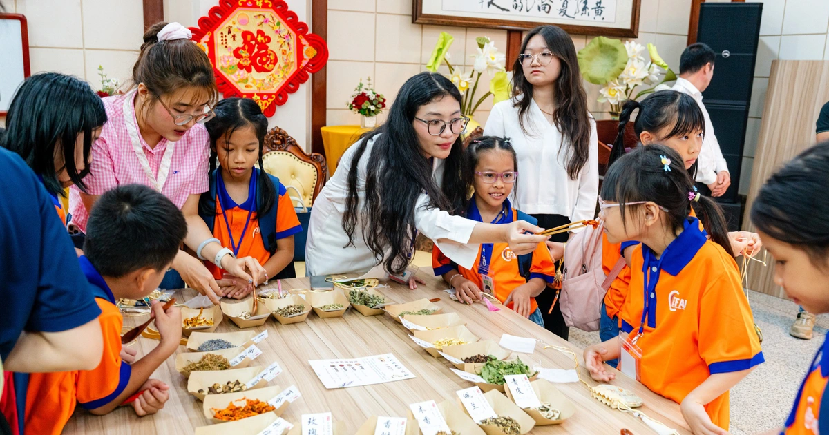 Thiếu niên TP.HCM học làm túi thơm, tìm hiểu cách người Trung Quốc ăn Tết Đoan Ngọ