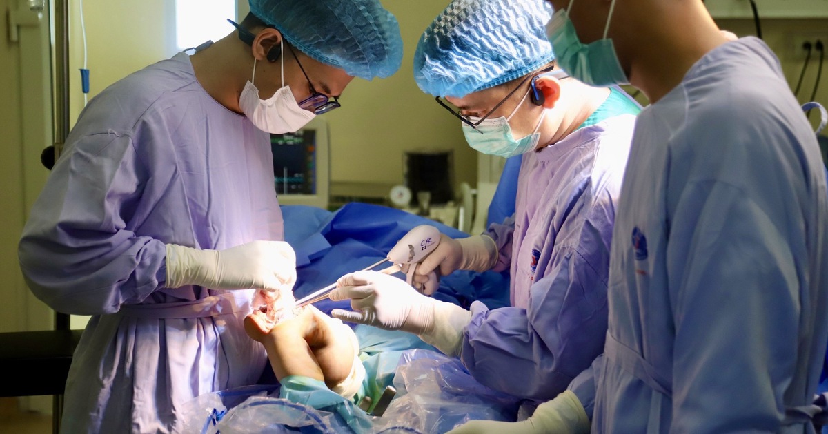 Phát hiện ung thư xương từ triệu chứng sưng đau khớp gối