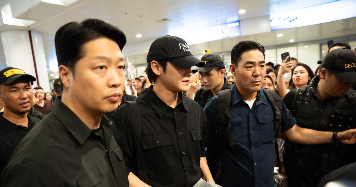 Fan Việt vây kín ‘oppa’ Kim Bum ở sân bay Nội Bài