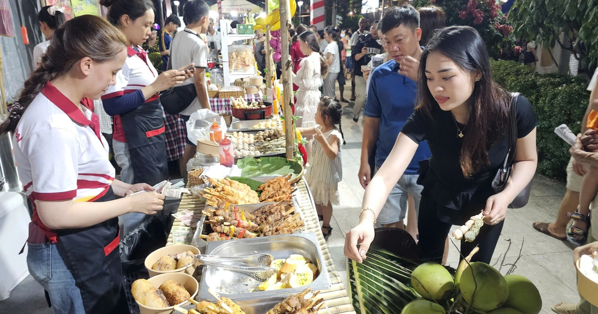 Đến Bến Ninh Kiều ăn tiệc buffet trái cây và bánh dân gian miễn phí
