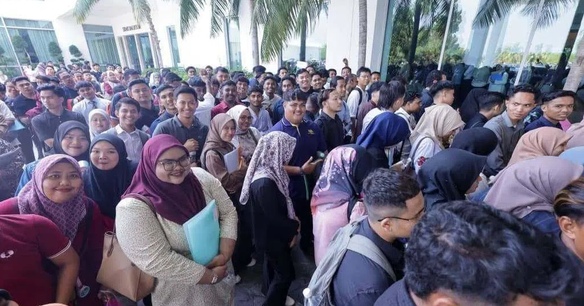 Hơn 1.000 người xếp hàng dài gần 2km để xin việc ở Malaysia