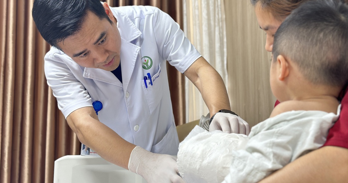 Bị cuốn tay vào máy dập cốc, bệnh nhi 2 tuổi gần đứt rời bàn tay