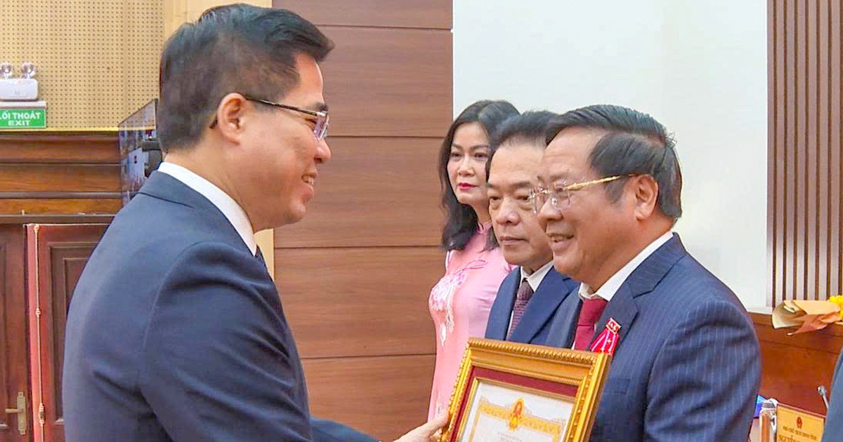 Nguyên Chủ tịch UBND tỉnh Kon Tum Lê Ngọc Tuấn được trao Huân chương Lao động hạng nhất