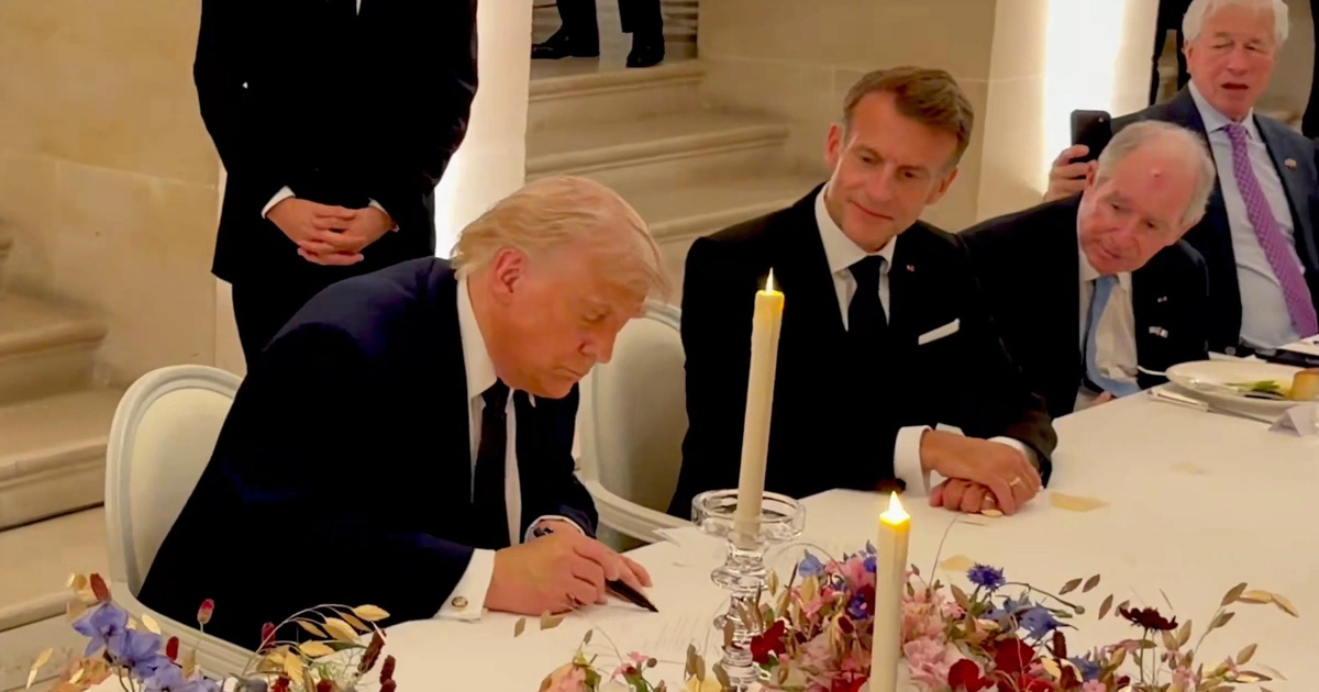 Ông Trump ký thỏa thuận với Iran ngay trên bàn tiệc Cung điện Versailles