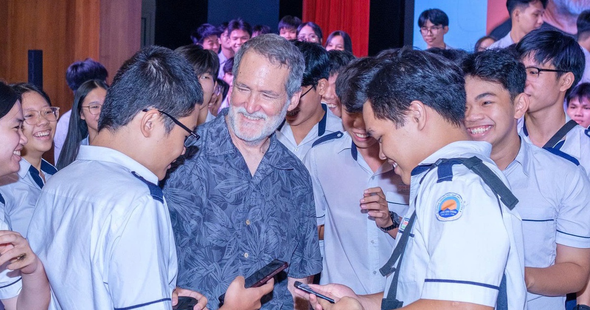 Chủ tịch Hội Vật lý Mỹ nói chuyện với học sinh Gia Lai, Đắk Lắk