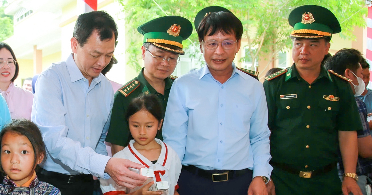 600 trẻ em vùng biên đi 'Phiên chợ 0 đồng'
